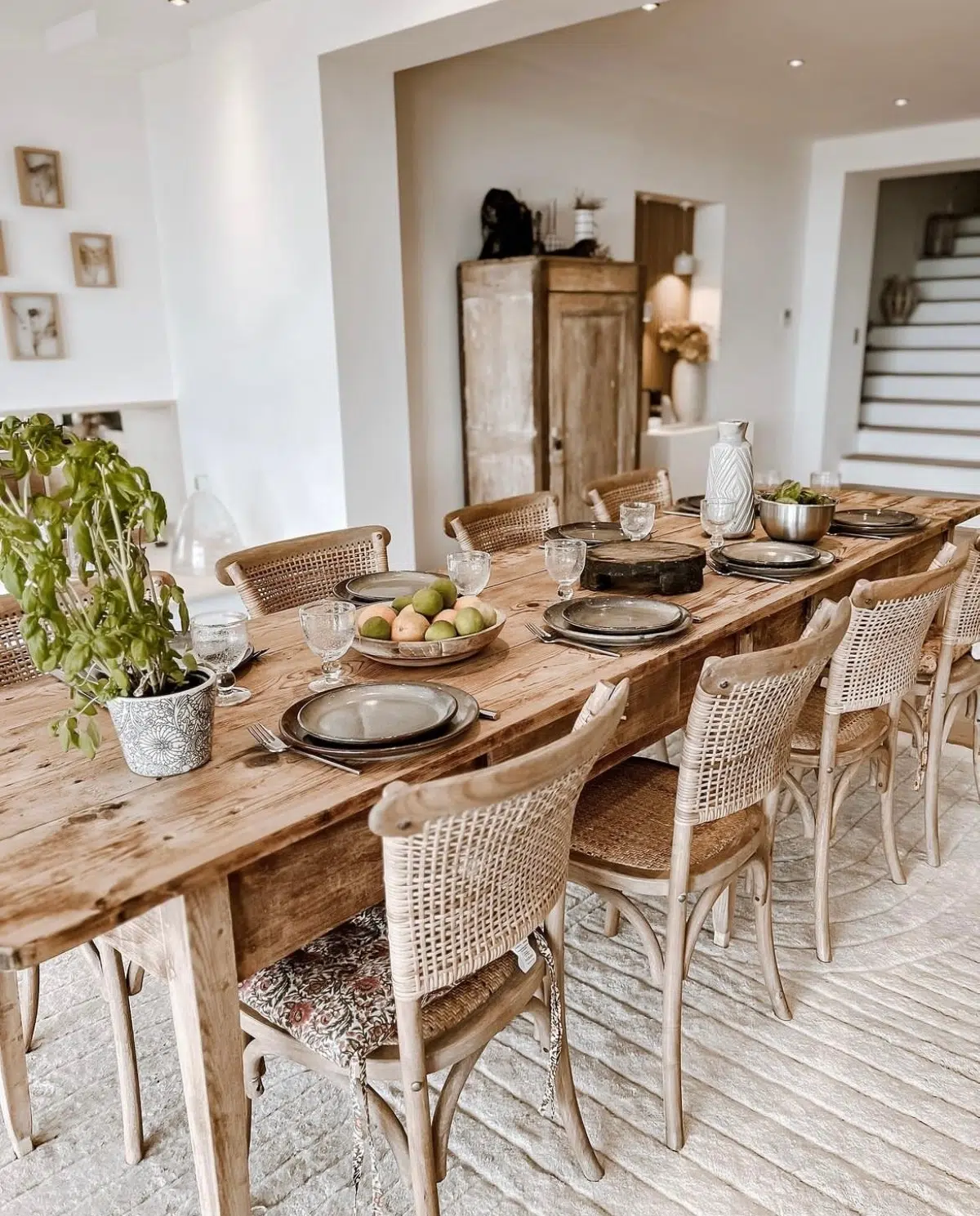 Salle à manger avec assiettes dressées